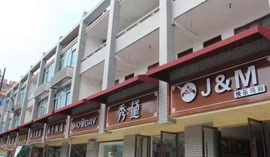 走在街上，發(fā)現(xiàn)商店招牌一模一樣，統(tǒng)一式店鋪廣告牌有必要嗎？4